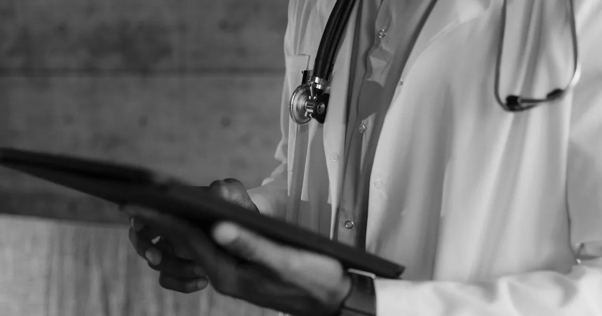 Saúde digital Bradesco: Médico usa tablet. Ações e investimentos no setor de saúde. Odontoprev.