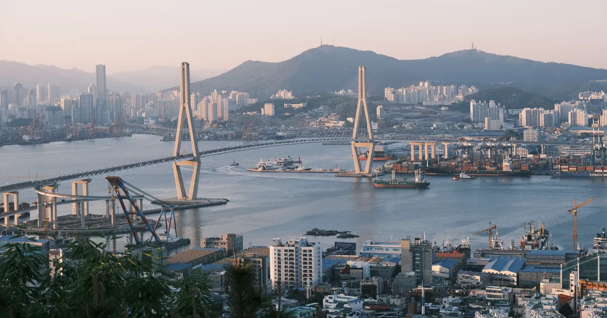 Porto de Busan, Coreia do Sul, ao amanhecer. Brasil busca acordos comerciais com Coreia do Sul e OMC.