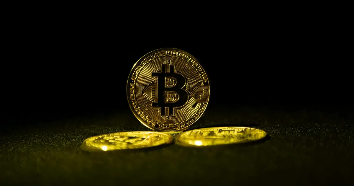 Moedas Bitcoin douradas representando o boom e o futuro da economia brasileira e o potencial da computação quântica.