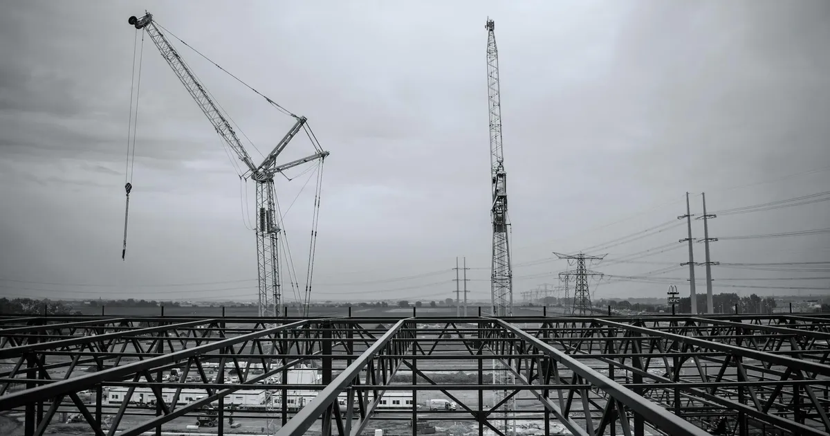 Construção civil impulsiona economia brasileira? Canteiro de obras com guindastes. Produção industrial em alta.