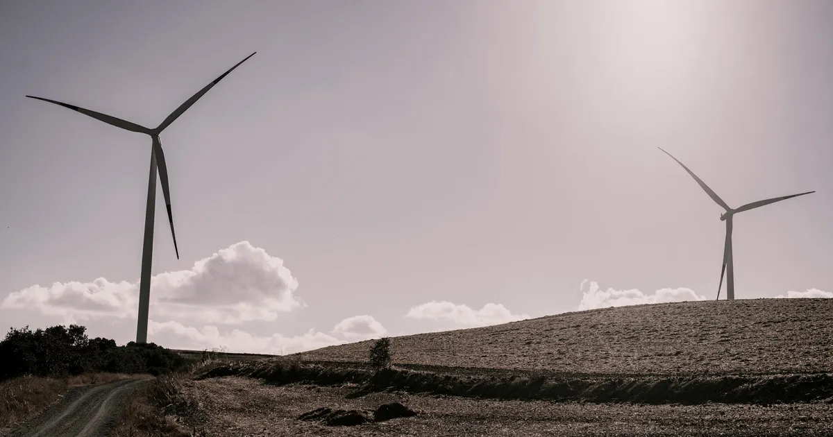 Turbinas eólicas gerando energia renovável, ilustrando financiamento verde e tecnologia sustentável para o Brasil.