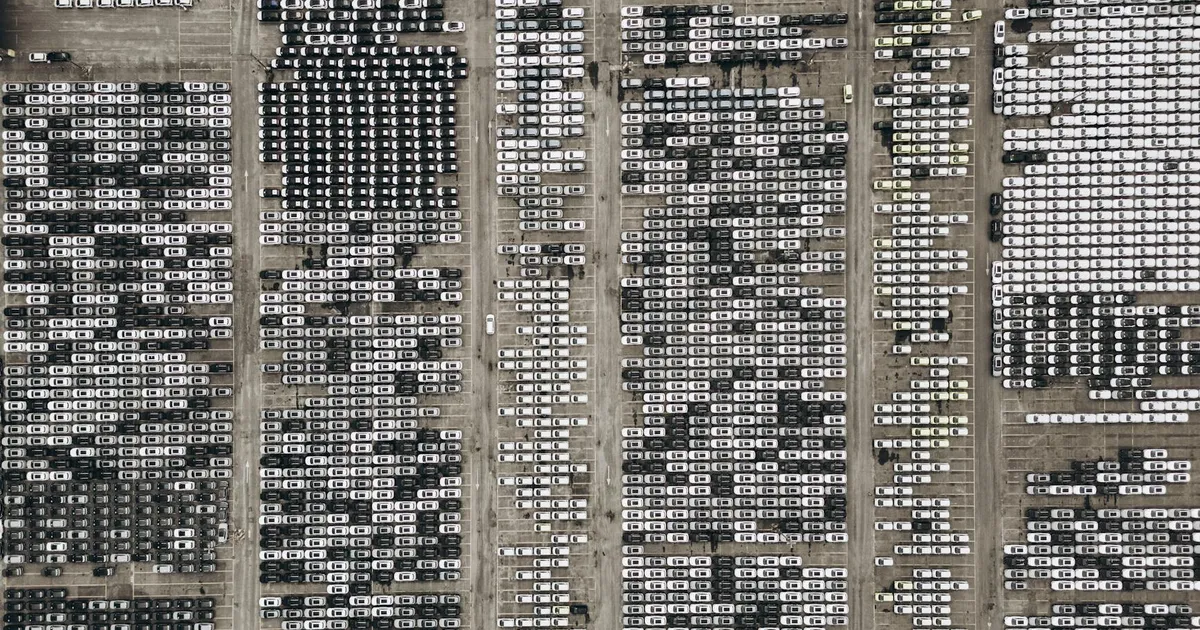 Indústria automotiva brasileira em expansão: Pátio de carros novos prontos para exportação.