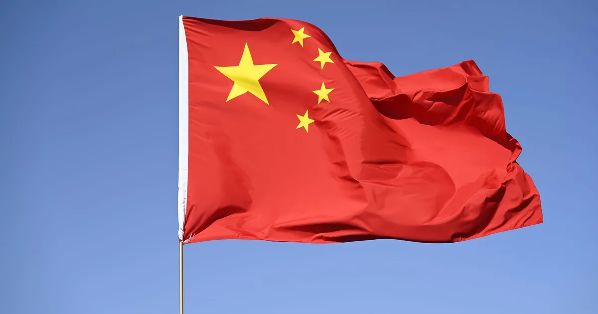 Bandeira da China e Brasil: Nova estratégia financeira em busca de diversificação com Yuan.
