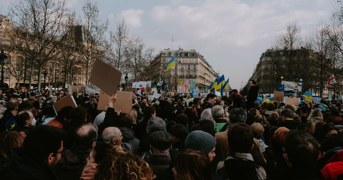 Protesto no Brasil: ativistas exigem fim do populismo e apoio ao ajuste fiscal.