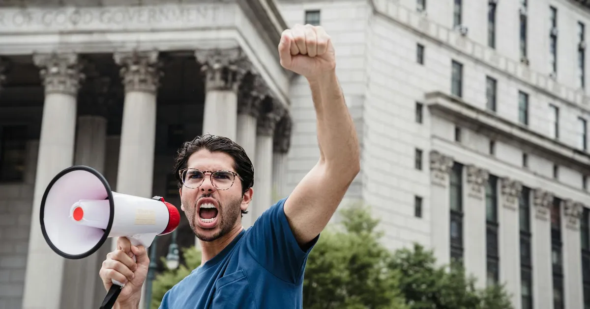 Protesto em Brasília contra corrupção: manifestante com megafone pressiona por justiça. STF, CPI e eleições 2026 em debate.