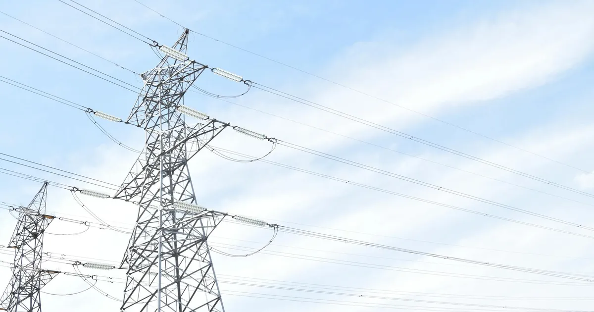 Torres de transmissão de eletricidade, representando o setor elétrico com empresas como Copel e Auren.