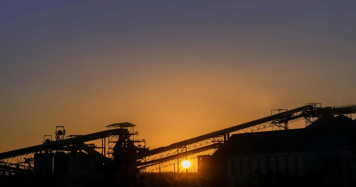 Braskem: Indústria petroquímica sob risco. Ações da B3 em queda após receios de recuperação judicial.