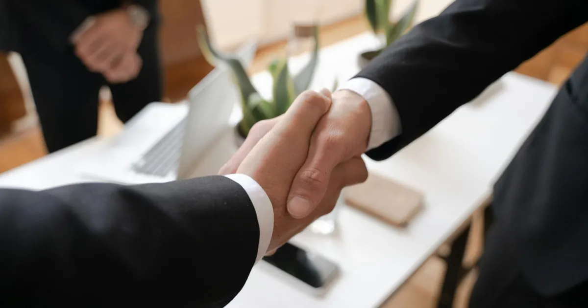 Acordo de controle Braskem Petrobras na B3 simbolizado por aperto de mãos entre executivos.