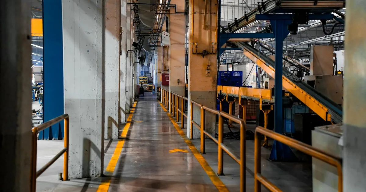 Interior da fábrica da Braskem: crise financeira e possível recuperação judicial impactam a indústria petroquímica.