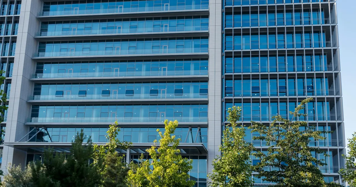 Fachada moderna do BRB. Justiça investiga investimentos do banco BRB no DF. Economia e negócios.