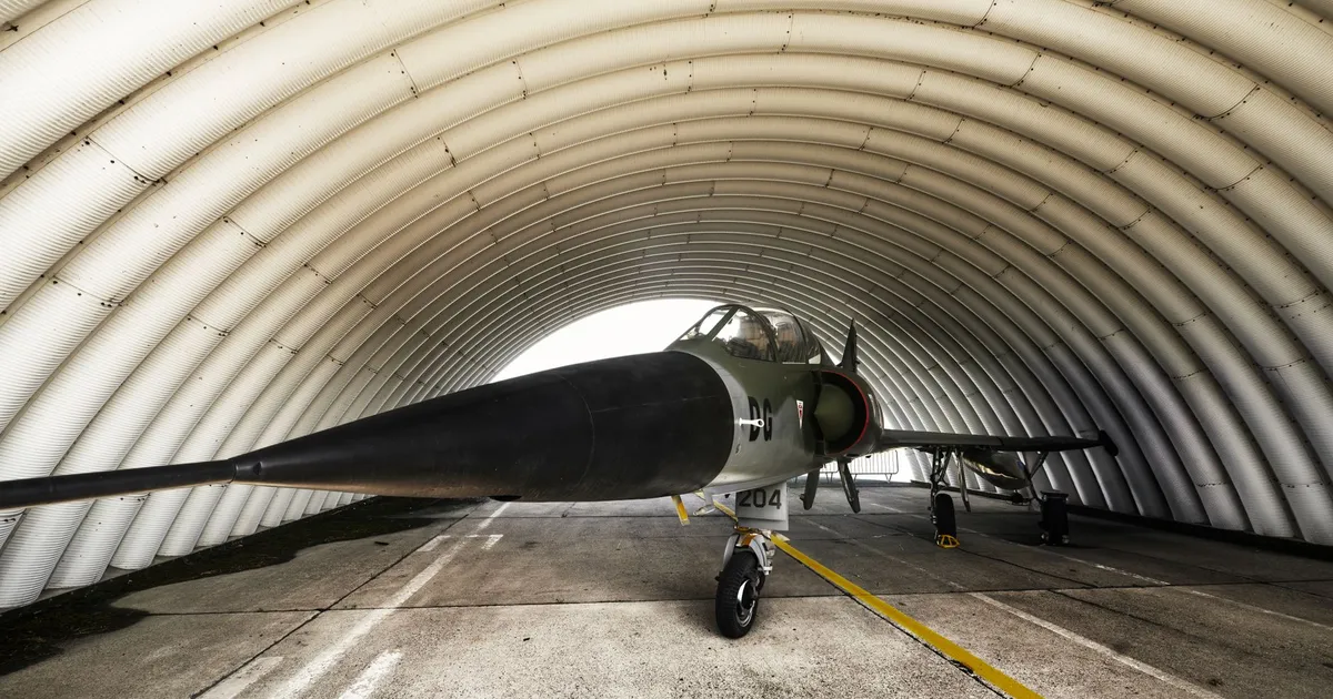Caças Gripen E/F da Força Aérea Brasileira em hangar militar, símbolo da modernização da defesa no Brasil.