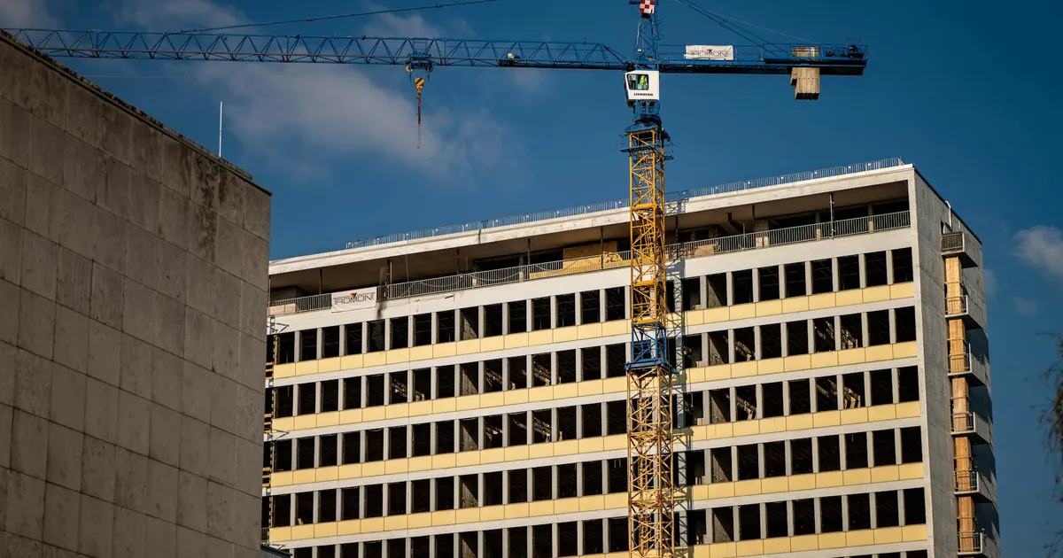 Impacto da alta Selic: Construção civil em Zagreb sob guindaste. Carga tributária e juros afetam o PIB.