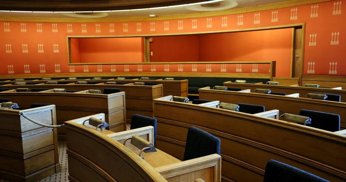 Debate no Congresso sobre CGU e INSS. Sala de reunião parlamentar vazia simboliza discussões legislativas.