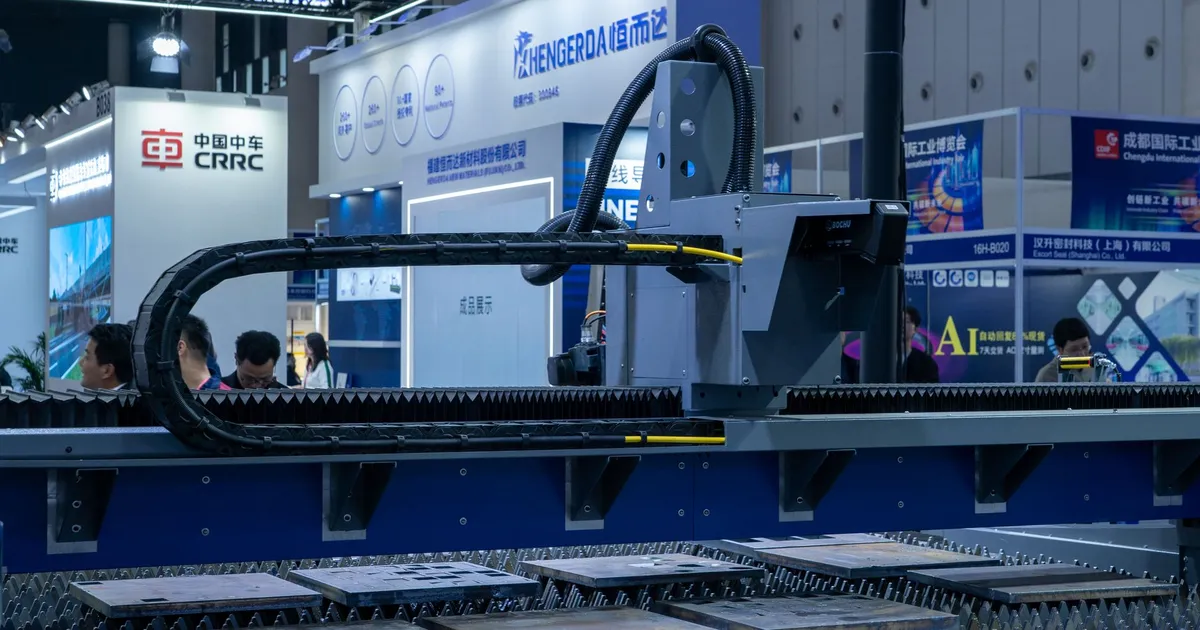 Maquinário industrial avançado em feira impulsiona exportações da China com IA