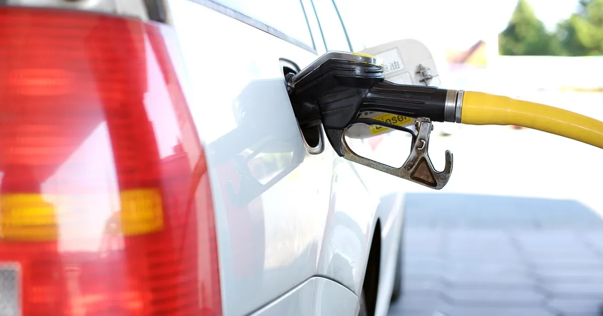 Bomba de gasolina em posto, combustível subindo: alta do diesel e gasolina pressiona o bolso.