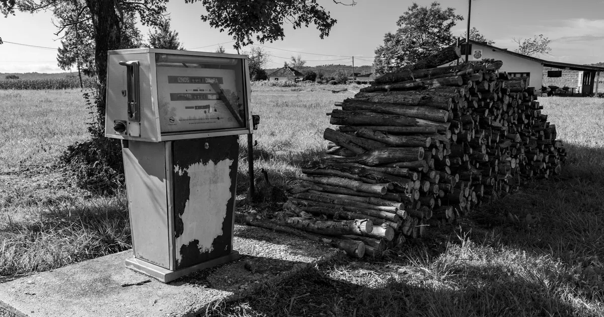 Bomba de gasolina P&B antiga. Simboliza o preço do petróleo e a tributação, visando reduzir o imposto sobre combustíveis.