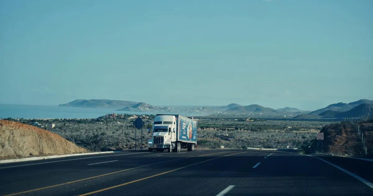 Caminhão na estrada: crise dos combustíveis e impacto nos caminhoneiros, com Luiz Marinho e governo em ação.
