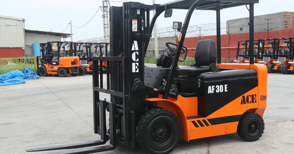 Empilhadeira elétrica em depósito. Impacto do diesel e greve dos caminhoneiros na inflação.