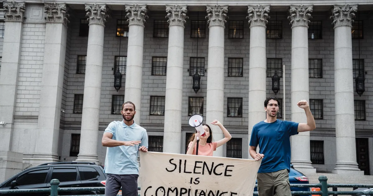 Protesto contra Eduardo Bolsonaro e STF, com banner 