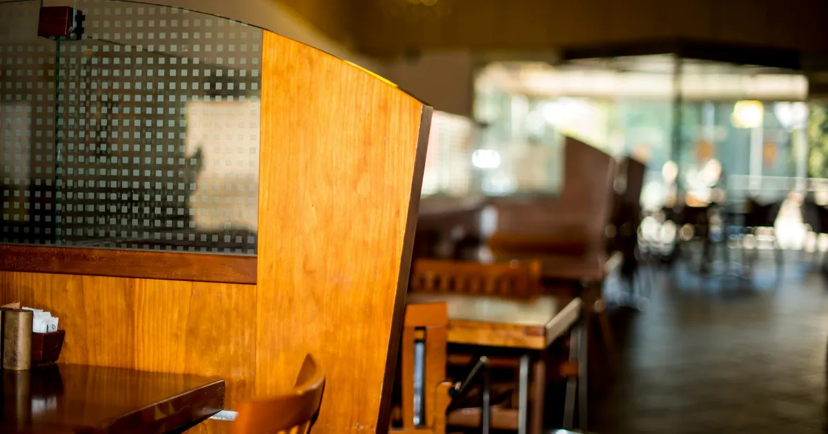 Restaurante aconchegante: queda na confiança do setor de serviços impacta fundos imobiliários e dividendos.