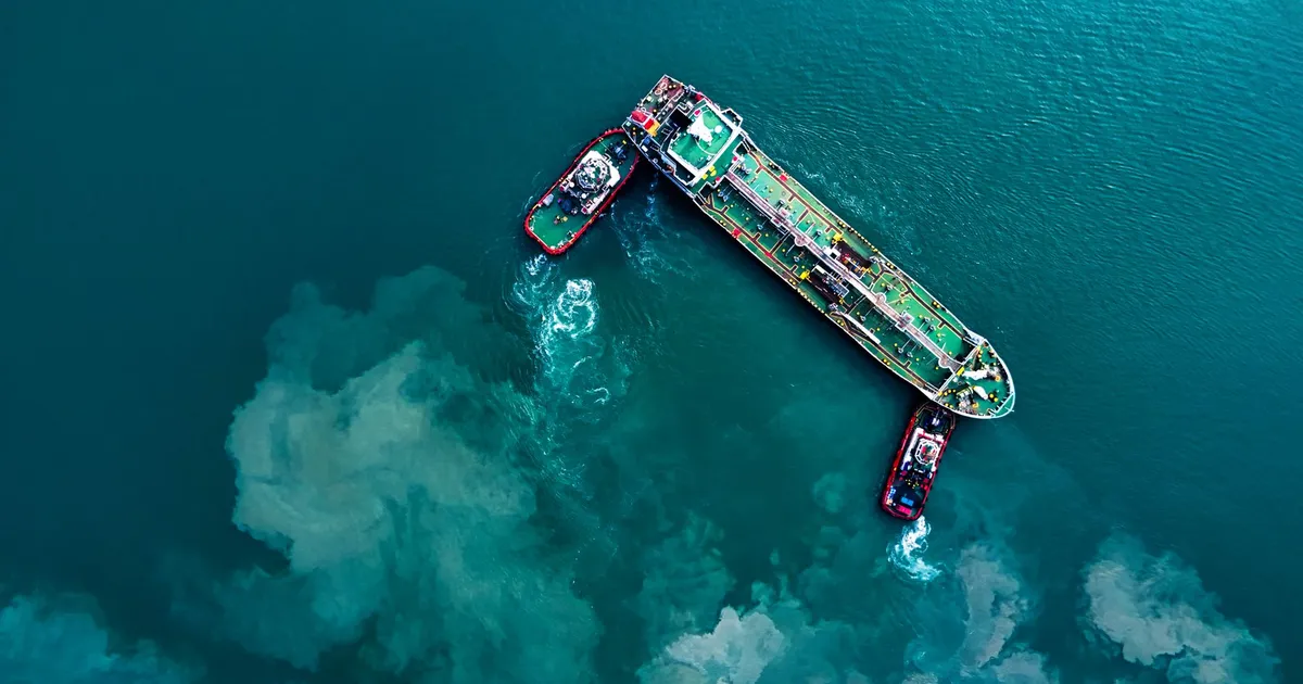 Navio cargueiro em águas da Malásia, reflexo do aumento do petróleo e dólar com conflito no Oriente Médio