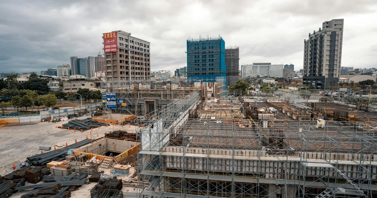 Construção Civil Acelera: O Que Isso Significa pro Seu Bolso?