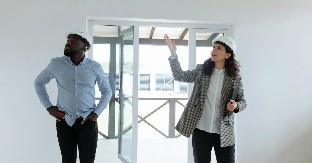 Construtores inspecionam imóvel: cenário macro favorável impulsiona construção civil (MRV, Tenda, Cury).