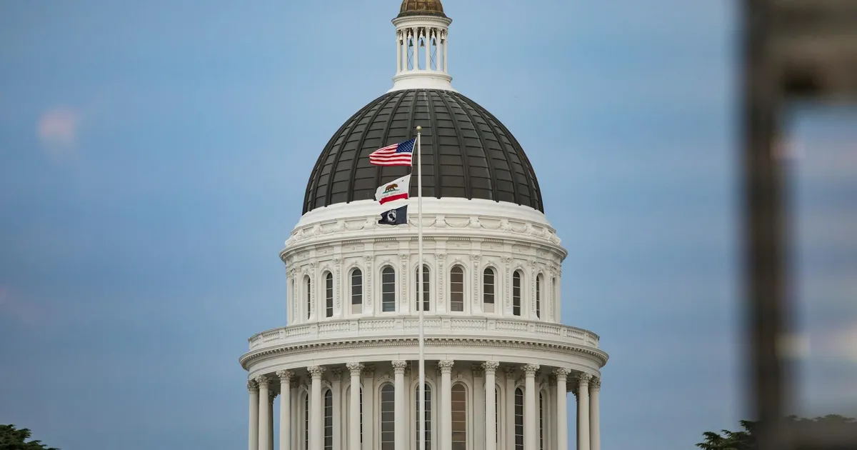 Gestão estadual: cúpula do Capitólio da Califórnia, simbolizando desafios de SP e DF com gastos públicos.