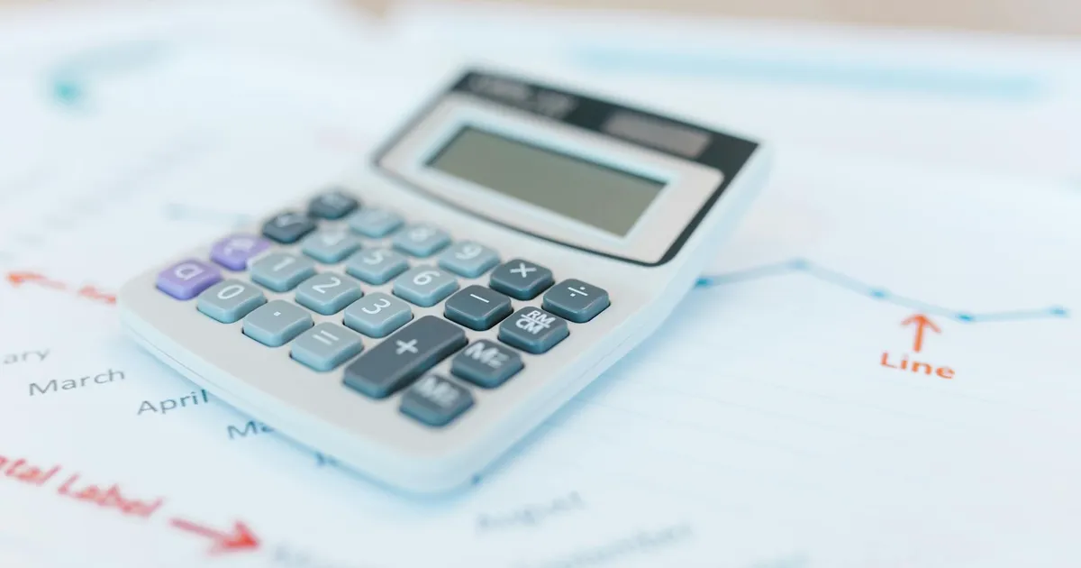 Calculadora sobre documentos fiscais. Análise do orçamento e superávit primário para 2026.