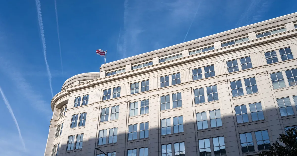 Edifício em Washington, D.C., símbolo das contas públicas e gestão fiscal sob escrutínio.