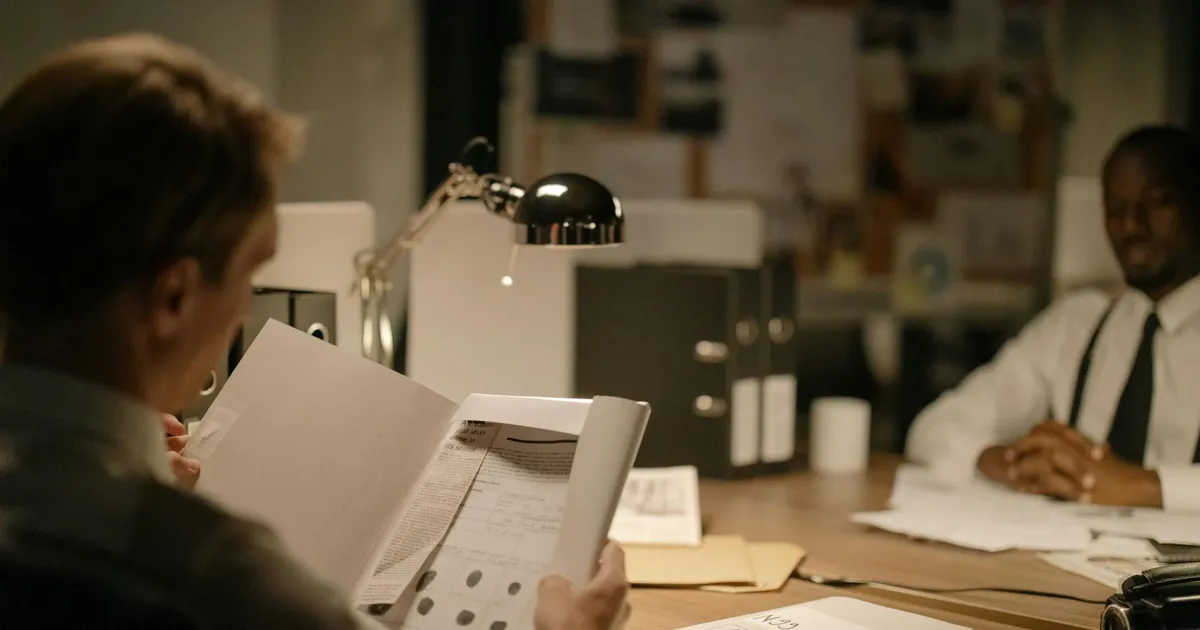 CPI do Crime: Investigação financeira em andamento. Detetives analisam documentos sobre crime organizado e mercado finance...