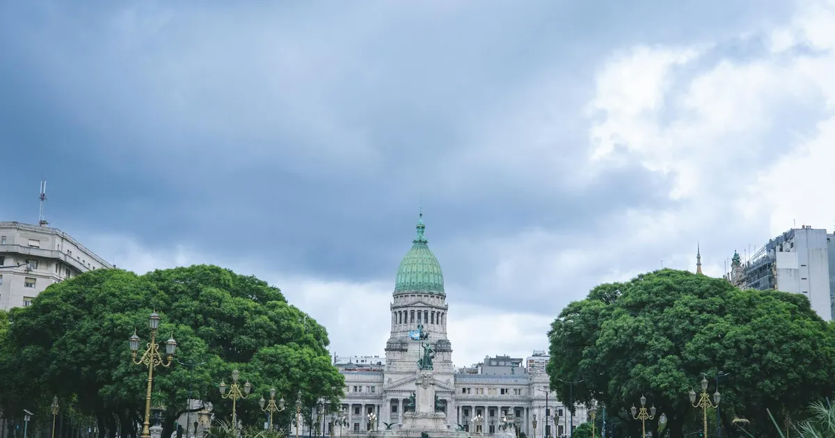 Congresso Nacional ao fundo. CPMI do INSS investiga Lula e ex-ministros.