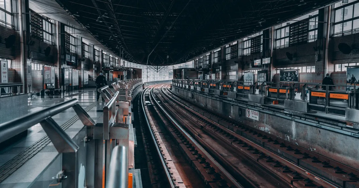 CPTM assume linhas Trivia Trens: estação moderna, trilhos e plataformas no transporte público de SP.
