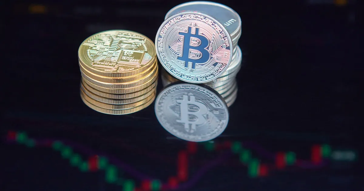 Bitcoin e Ethereum em tela com dados de mercado cripto, refletindo tendência do mercado.