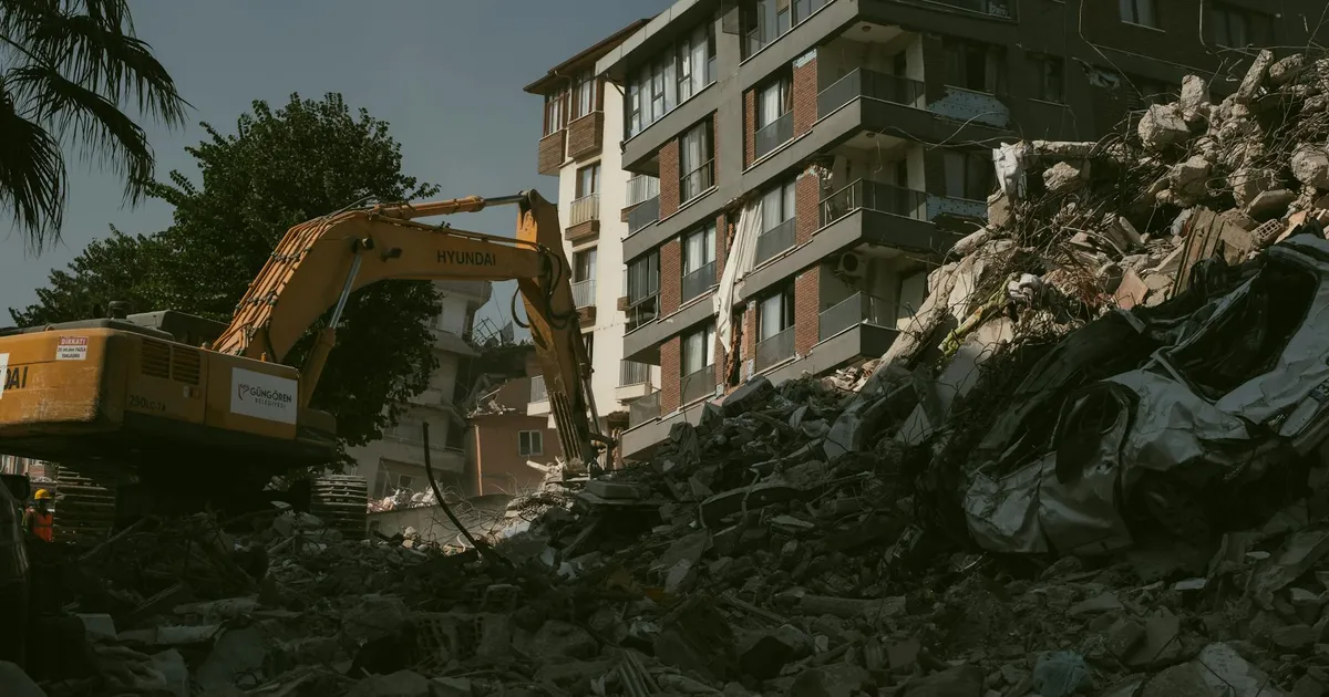 Crise BRB: Escavadeira remove escombros. Risco ambiental e financeiro no Distrito Federal?