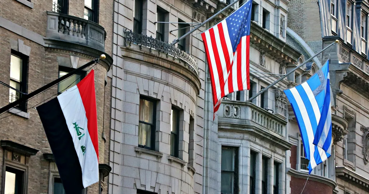 Bandeiras de EUA e Brasil em prédios históricos, refletindo a crise diplomática envolvendo Lula e Ramagem.