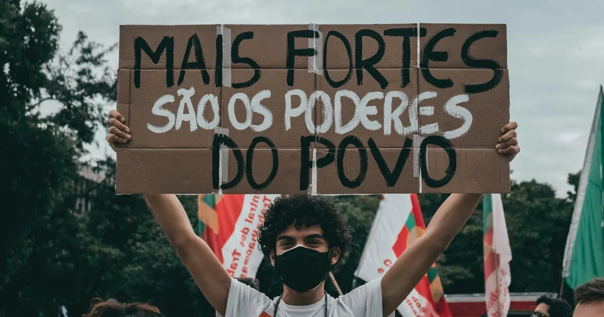 Crise de Flávio Bolsonaro abala alianças e alivia Lula