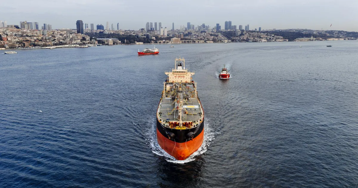 Crise no Golfo: Petroleiro no Bósforo, rota crucial para o comércio internacional e geopolítica. Impactos no Brasil?