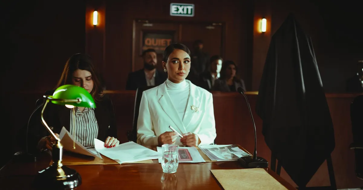 Cena de tribunal com advogados e participantes, contextualizando STF, Gilmar Mendes e impeachment.