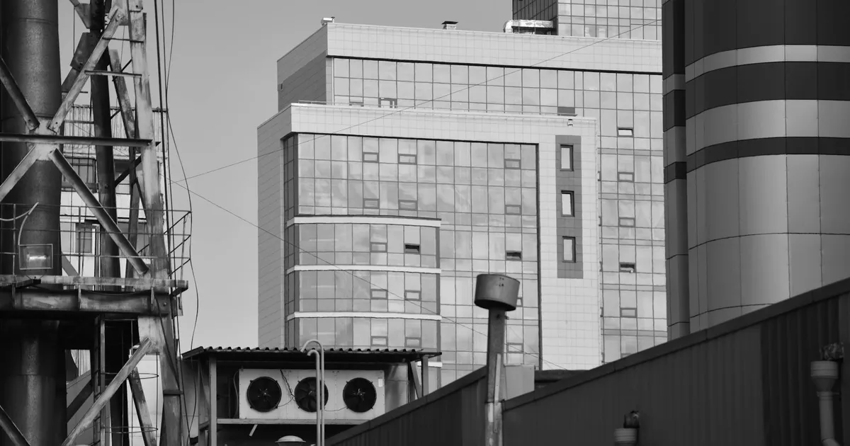 CSN: Fachada moderna da siderúrgica. Dívida bilionária da CSN e impacto na Selic.