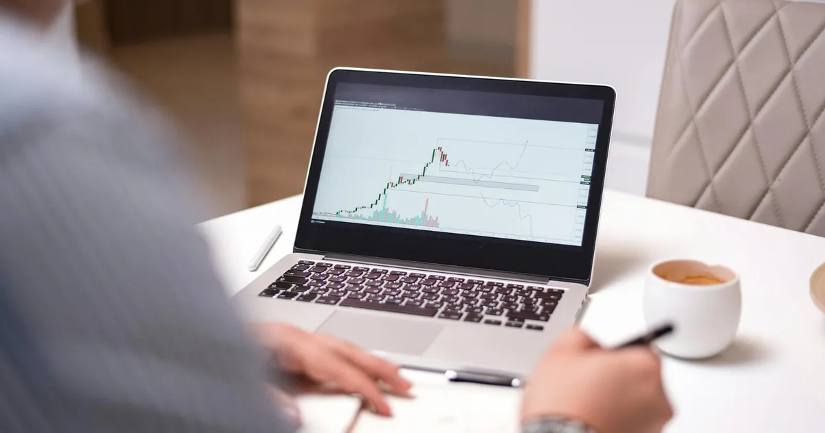 Day trader analisa ações nos EUA em home office. Fim da regra dos US$ 25 mil impacta investimentos?