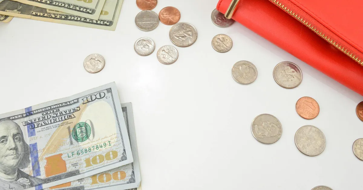 Déficit em conta corrente: dólar, gastos e carteira vermelha ilustram impacto financeiro.