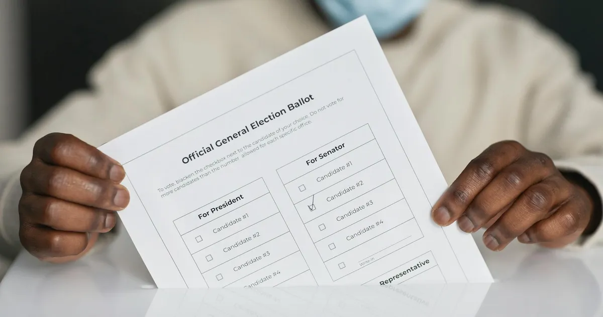 Eleições 2026: Urna com máscara, reflexo das tensões políticas (Lula, STF, Zema) e Oriente Médio (Irã, Israel).