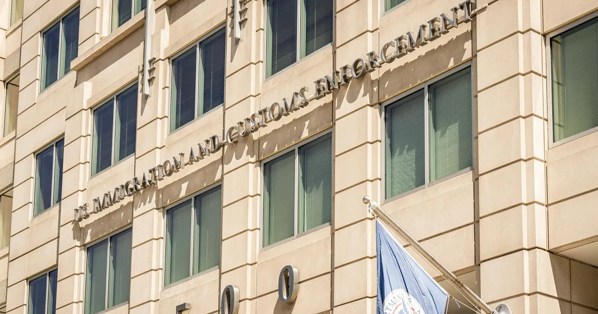 INSS e Trabalho: Prédio da Imigração dos EUA, sinalizando mudanças e alertas sobre Previdência e desemprego.