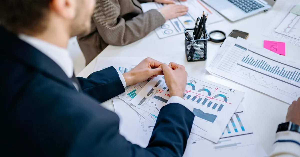 Lucro em Queda: Gigantes Financeiras Ajustam Metas