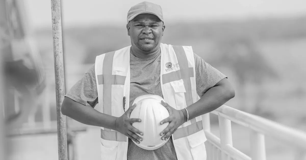 Trabalhador da construção civil com capacete. Apesar do desemprego, renda do trabalho tem alta.