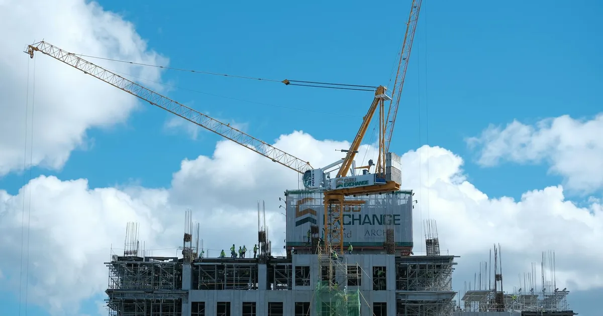 Construção civil aquecida nas Filipinas, ilustrando dados positivos de renda apesar do desemprego. Economia.