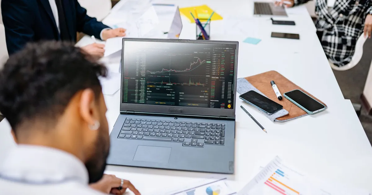 Dia de Negócios e Movimentos Corporativos no Radar