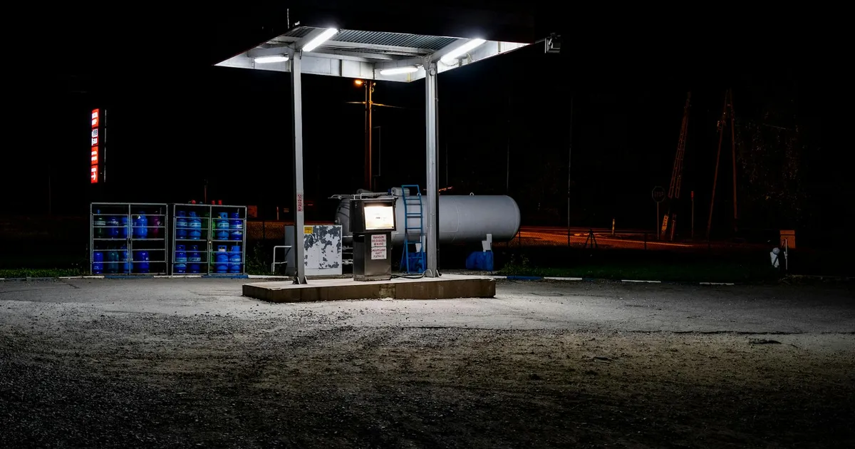 Crise do Diesel: Posto de gasolina à noite ilustra alta do combustível e impacto na economia. Lula e Petrobras.