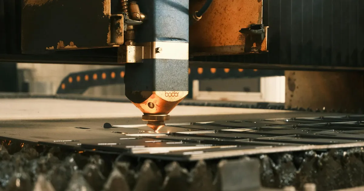 Setor automotivo: Corte a laser em indústria, refletindo financiamento para competitividade Brasil-Argentina.